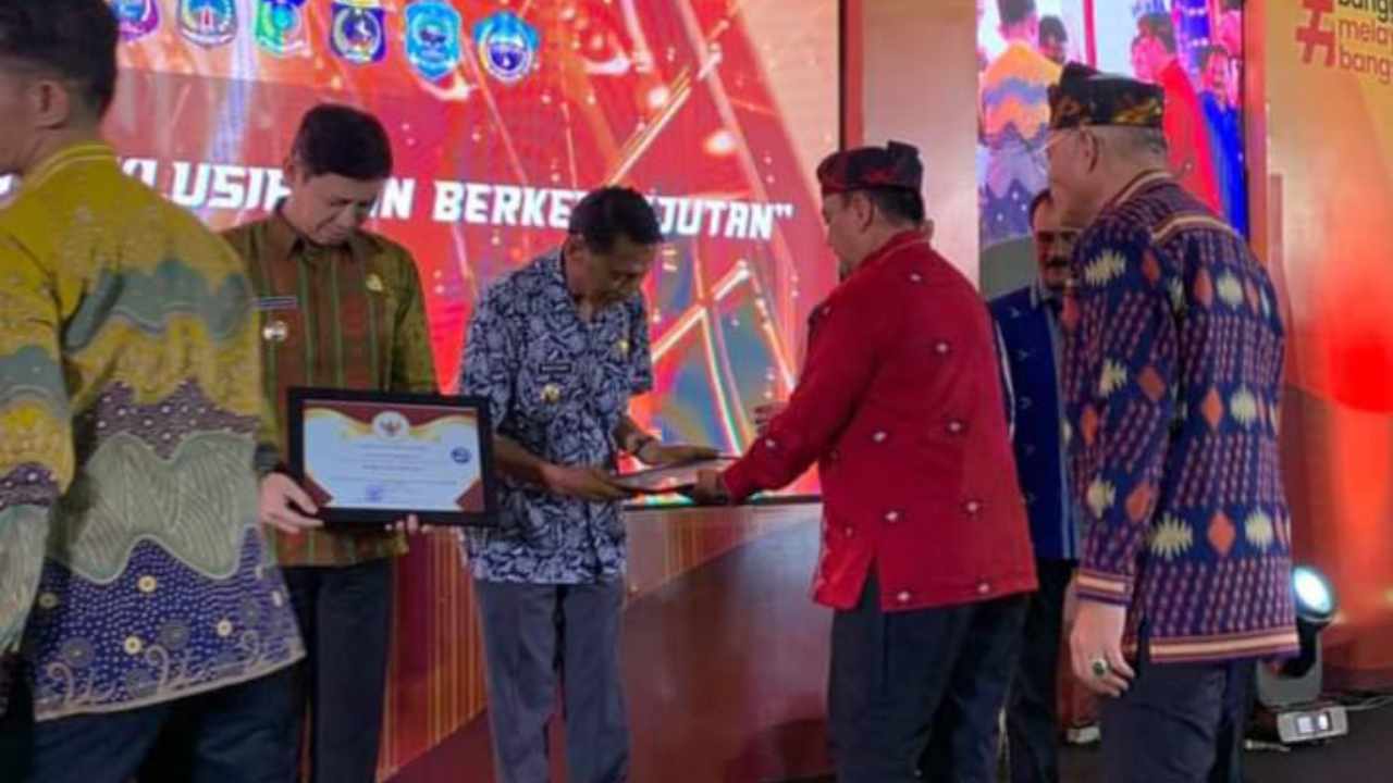 Pj Bupati Buton, La Ode Mustari, menerima penghargaan sebagai Terbaik 1 atas kinerja Pemerintah Kabupaten Buton dalam Pelaksanaan Aksi Konvergensi Upaya Percepatan Penurunan Stunting Terintegrasi pada tahun 2023. Foto: Ist.