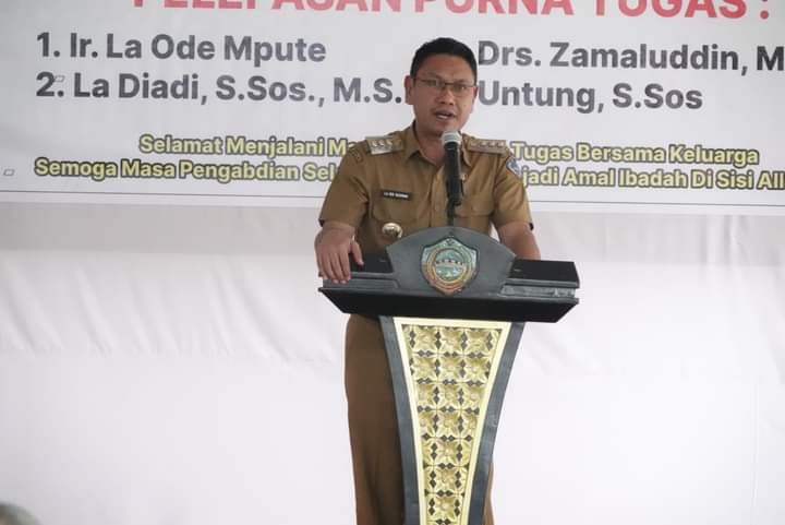 La Ode Budiman, Pj. Bupati Buton Selatan pada acara pelepasan purna tugas ASN Pemkab Buton Selatan. Foto: Diskominfo Buton Selatan