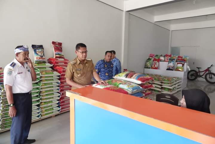 La Ode Budiman Pj Bupati Buton Selatan, saat survei langsung harga sembako di beberapa kios milik pedagang. Foto: Diskominfo Buton Selatan