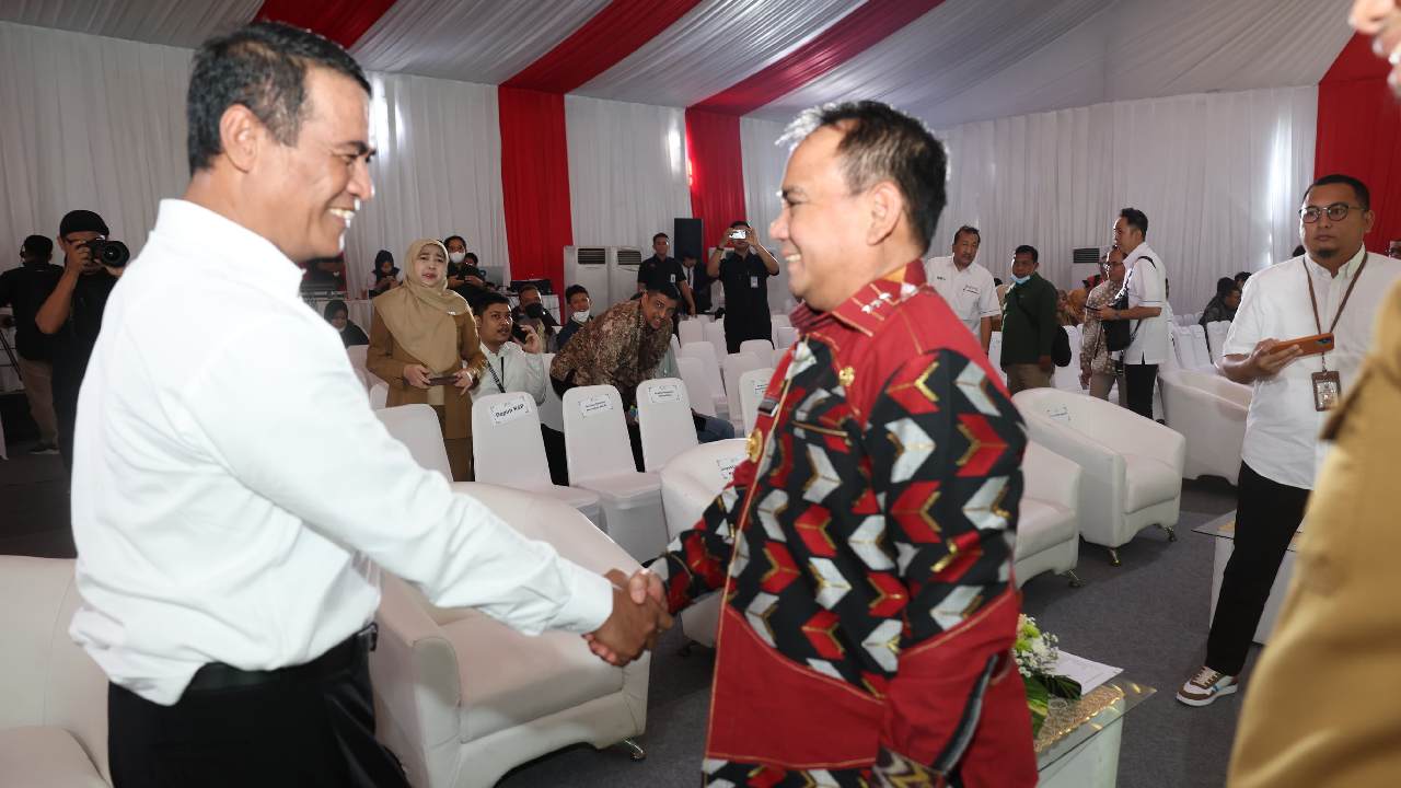 Pj Gubernur Sulawesi Tenggara Andap Budhi Revian dan Menteri Pertanian Amran Sulaiman. Foto: Ist.
