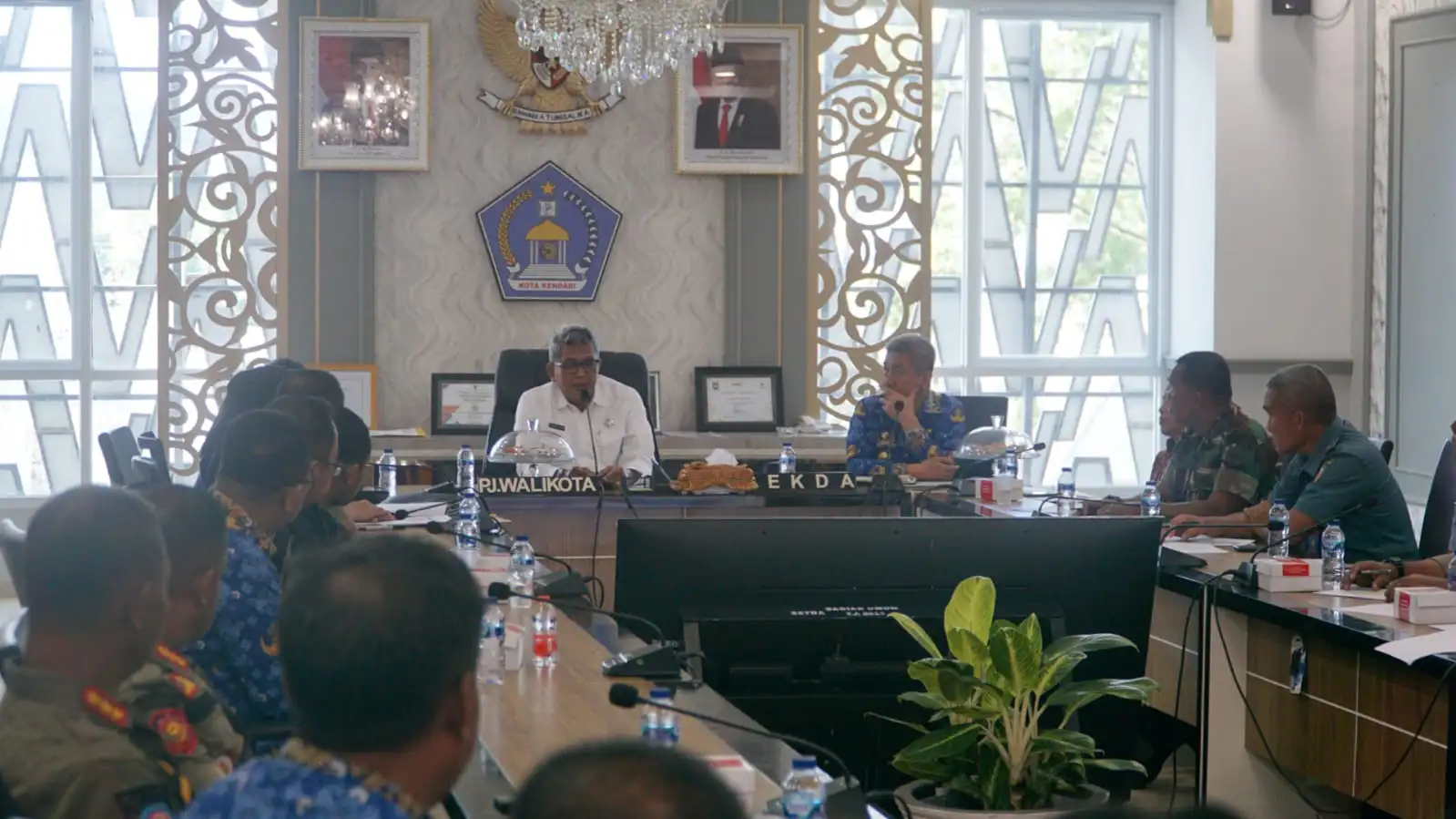 Pj Wali Kota Kendari Muhammad Yusup, memimpin rapat persiapan penggusuran kawasan eks MTQ bersama Forkopimda Kota Kendari. Foto: Ist.