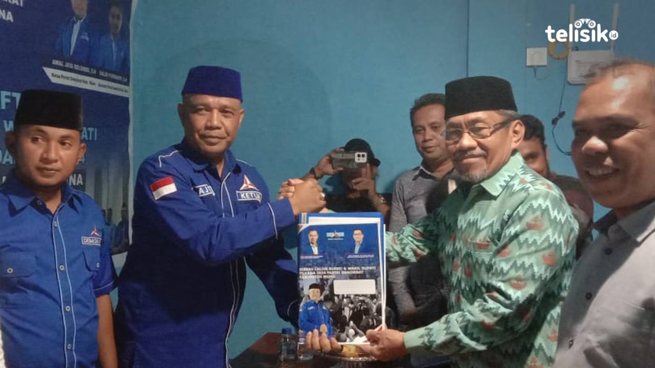 Bachrun Labuta mengembalikan berkas pendaftaran Balon bupati Muna di DPC Demokrat. Foto: Sunaryo/Telisik