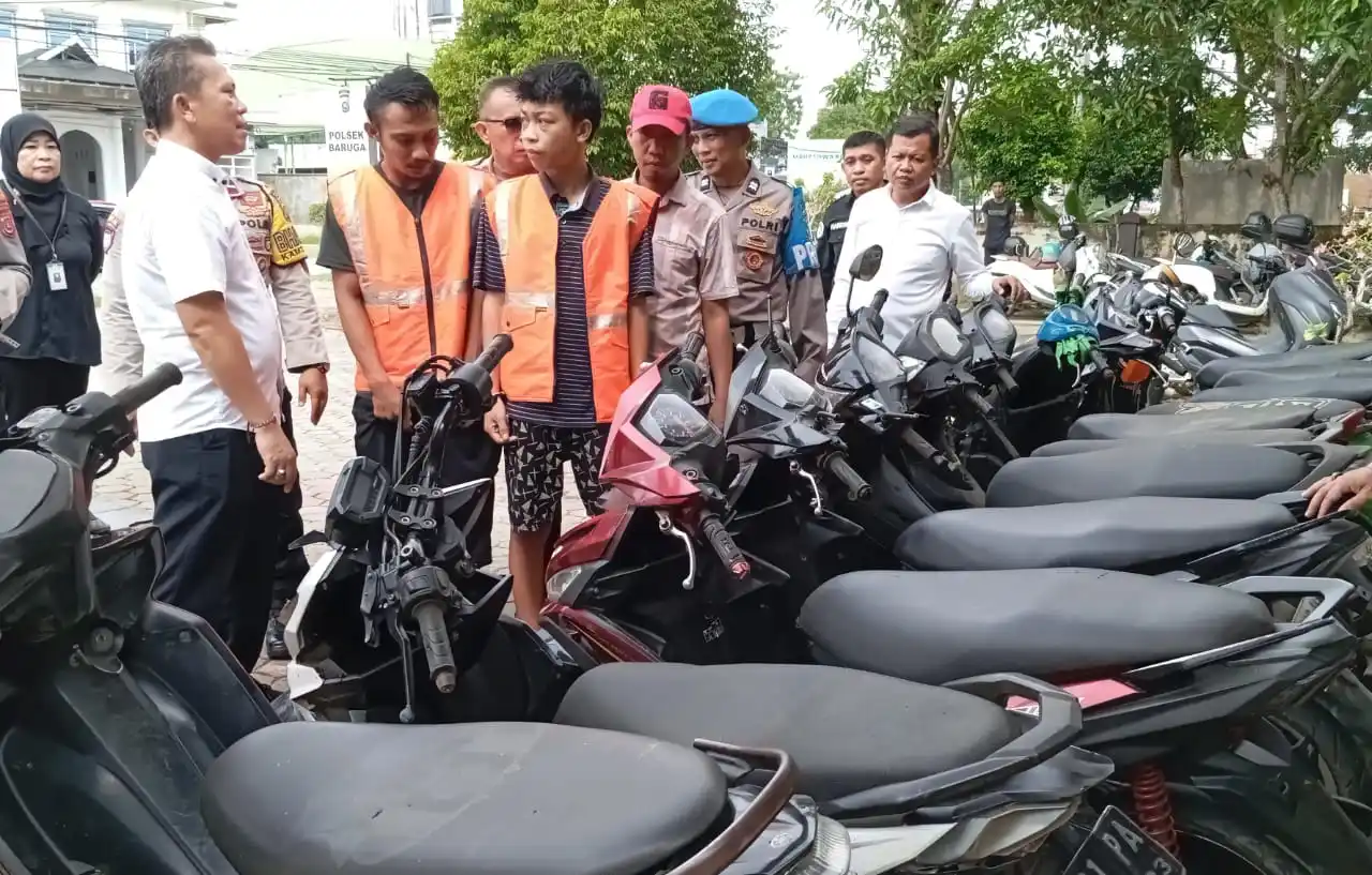 Kedua pelaku yang berhasil ditangkap Polsek Baruga dan menyita 18 motor hasil curian. Foto: Ist.