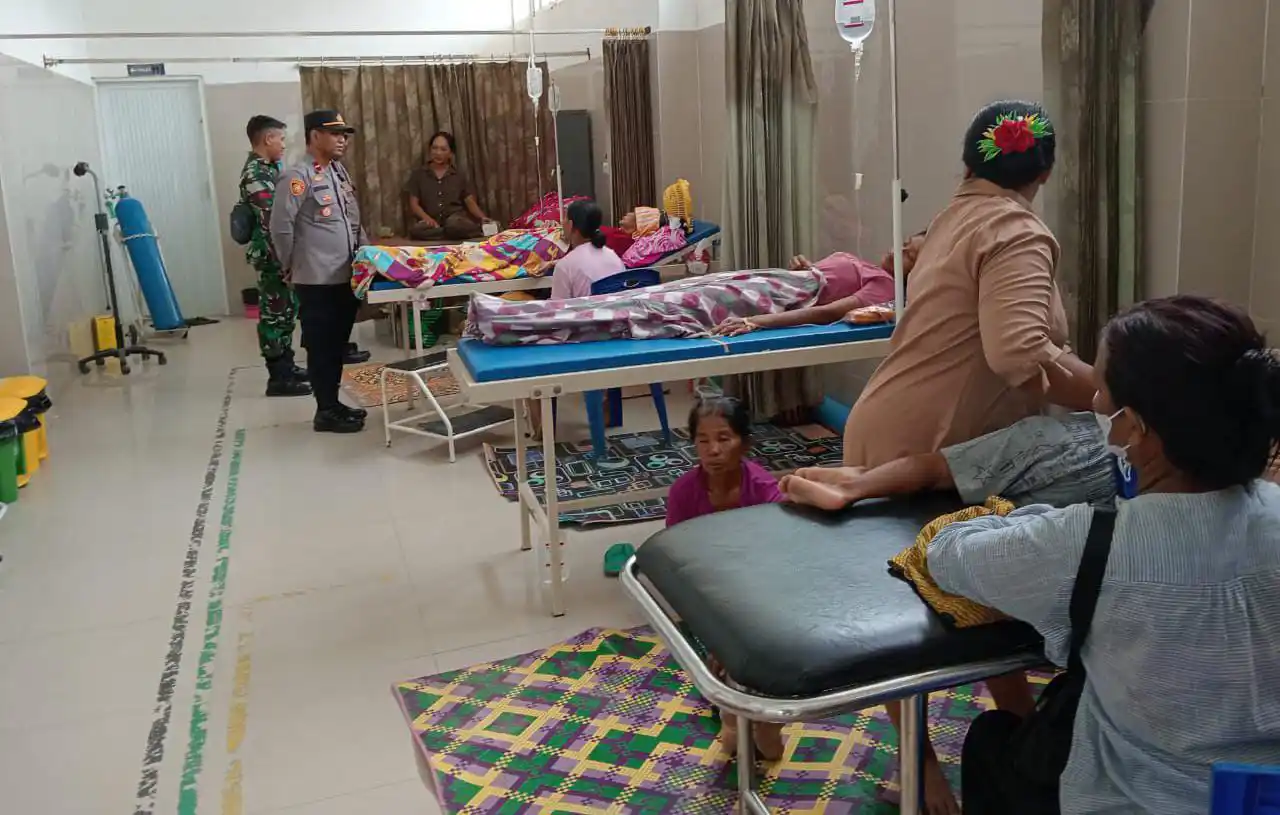 Puluhan Warga Kecamatan Mowila, Konawe Selatan saat dirawat di Puskesmas usai alami keracunan makanan. Foto: Ist