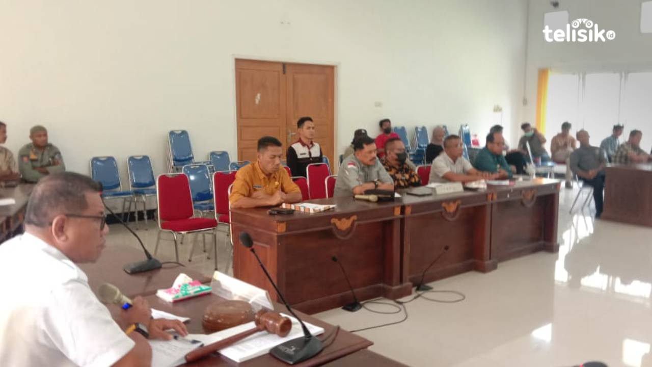 Sekda Muna, Eddy Uga bersama TAPD saat rapat di DPRD. Foto: Sunaryo/Telisik