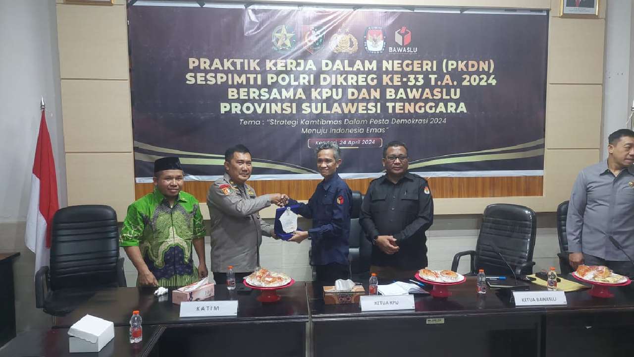 Ketua Bawaslu Sultra, Iwan Rompo Banne, saat berjabat tangan dengan ketua Tim PKDN   Brigjen Pol. uden Kusuma Wijaya. Foto: Ist.