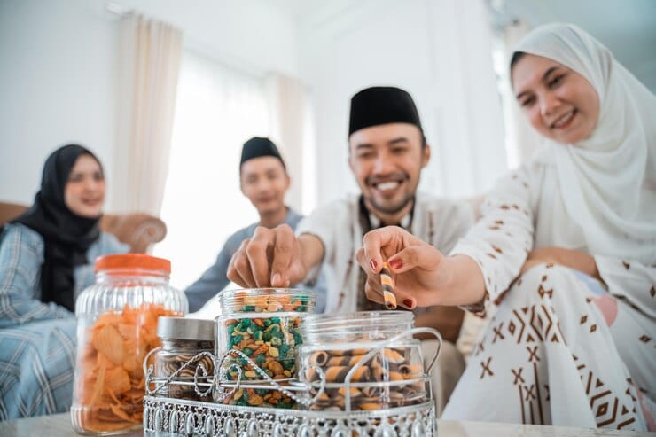 Saat bertamu di hari lebaran penting memperhatikan abad. Foto: Repro Freepik/EyeEm