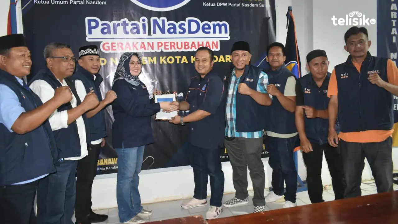 Siska Karina Imran (SKI) mengembalikan formulir pendaftaran bakal calon Wali Kota Kendari di partai NasDem Kota Kendari. Foto: Sumarlin/Telisik