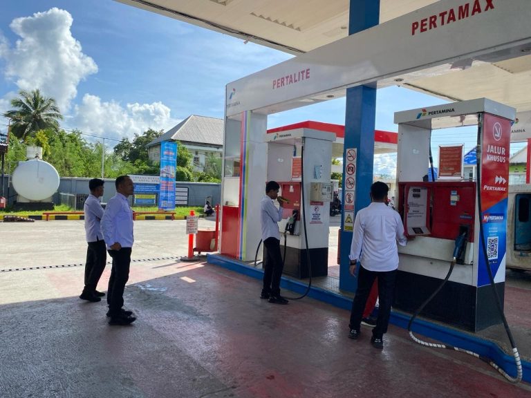 Satuan Reserse Kriminal Polres Buton saat melakukan sidak ke SPBU Haji Rauf Gulupu. Foto: Ist.