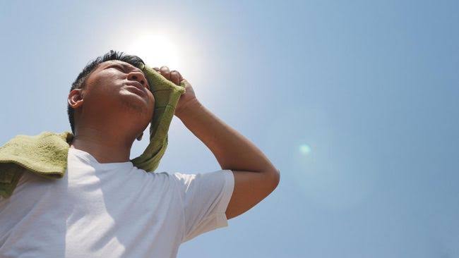 Cuaca panas dapat menimbulkan berbagai dampak bagi tubuh. Foto: Repro iStock/PraewBlackWhile
