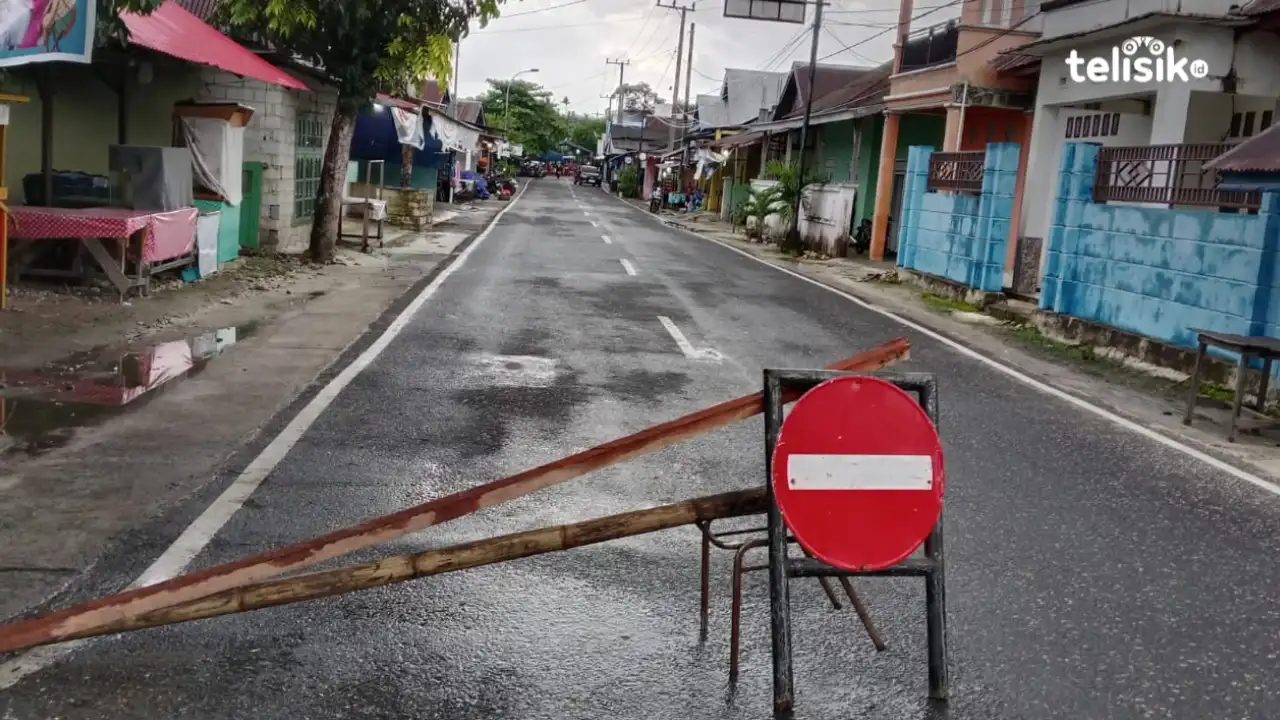 Pembatas akses jalan antar kecamatan Lingkungan Mowunta Mandati II Kecamatan Wangi-Wangi Selatan. Foto: La Ode Manarfa Nafsahu/Telisik