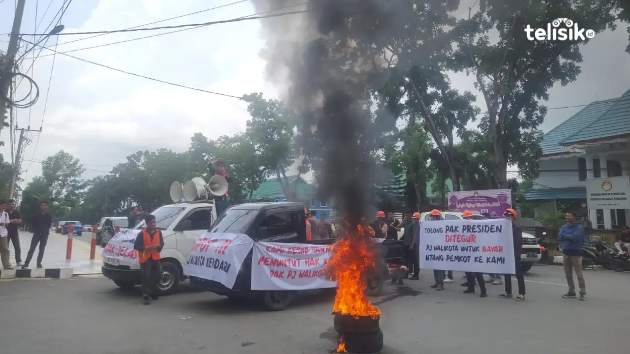 Aksi demonstrasi di kantor Wali Kota Kendari diwanai bentrok. Foto: Erni Yanti/Telisik