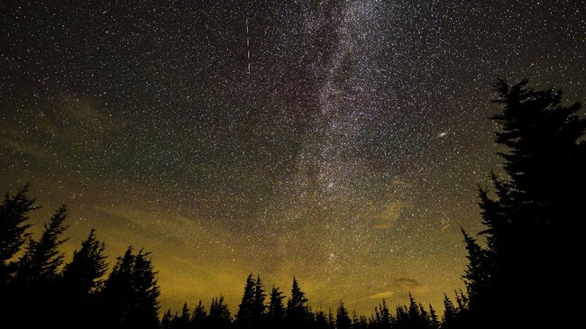 Ada beberapa fenomena langit yang akan terjadi di bulan Mei 2024. Mulai dari hujan meteor eta aquarids, bulan bunga. Foto: Repro Cnnindonesia.com