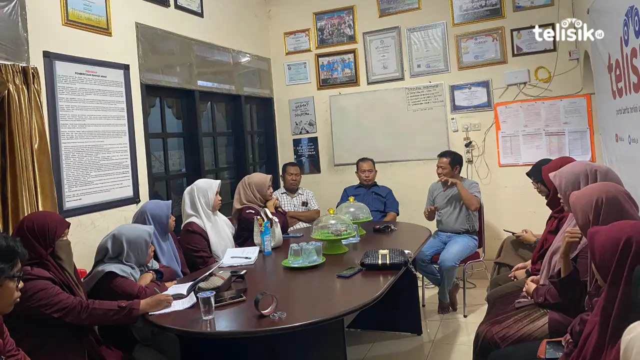 Tim Telisik.id bersama para mahasiswa dan dosen Jurusan Bahasa Indonesia FKIP USN Kolaka saat kunjungan di kantor Telisik.id. Foto: Erni Yanti/Telisik