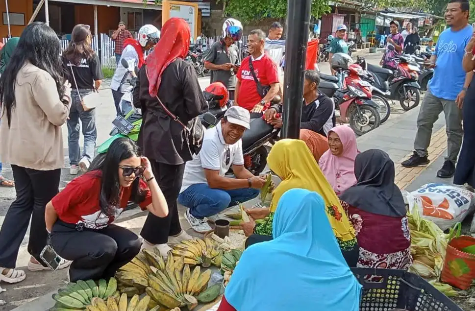 Bakal calon Gubernur Sulawesi Tenggara, Hugua, di tengah-tengah para pedagang di Wakatobi. Foto: Ist.