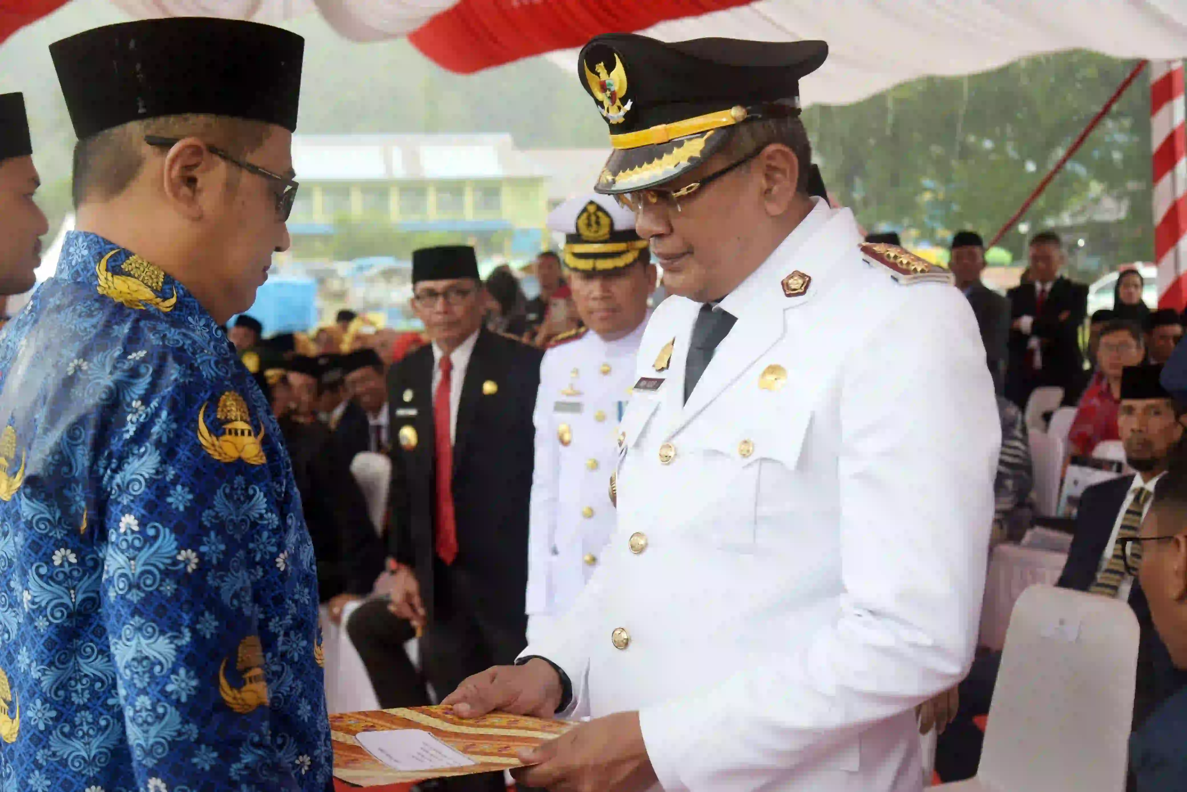 Pj Wali Kota Kendari menyerahkan SK pengangkatan PPPK di lapangan upacara peringatan HUT ke-193 Kota Kendari. Foto: Ist.