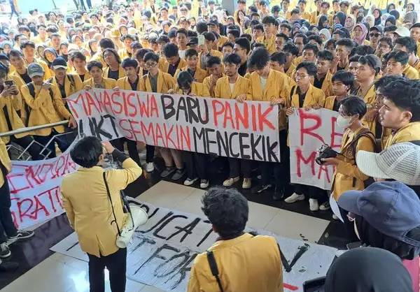 Gelombang mahasiswa berdemonstrasi terkait mahalnya UKT. Foto: Repro Detik.com
