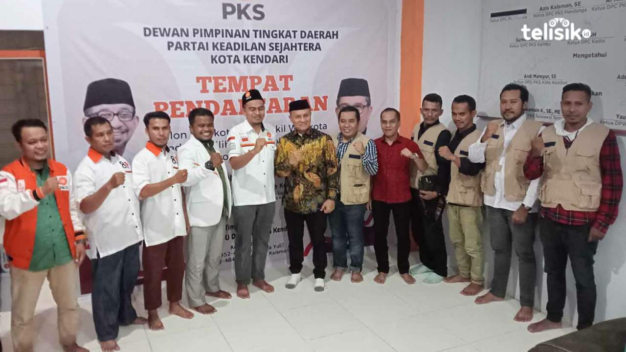 Balon Wali Kota Kendari, Abdul Rahman (tengah) kembalikan formulir pendaftaran ke PKS. Foto: Kardin/Telisik