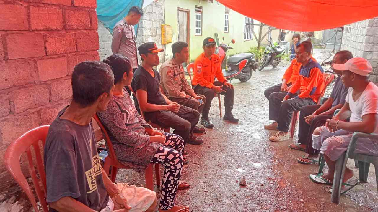 Tim Gabungan Pos SAR Baubau saat berkoordinasi dengan keluarga korban. Foto: Ist.