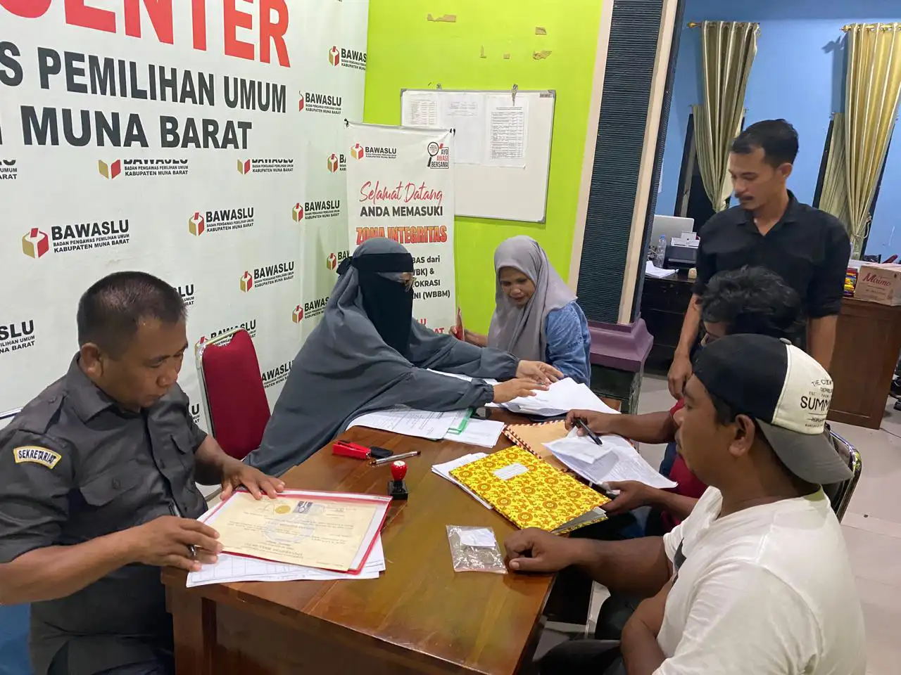 Bawaslu Muna Barat melakukan proses pendaftaran bagi calon Panwascam Pilkada 2024. Foto: Ist.