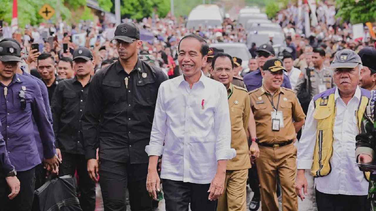 Presiden Jokowi saat melakukan kunjungan kerja, dijaga ketat Paspampres. Foto: Instagram @jokowi