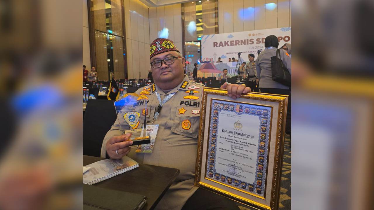 Karo SDM Polda Sultra, Kombes Pol Danang Beny, saat menerima penghargaan. Foto: Ist.