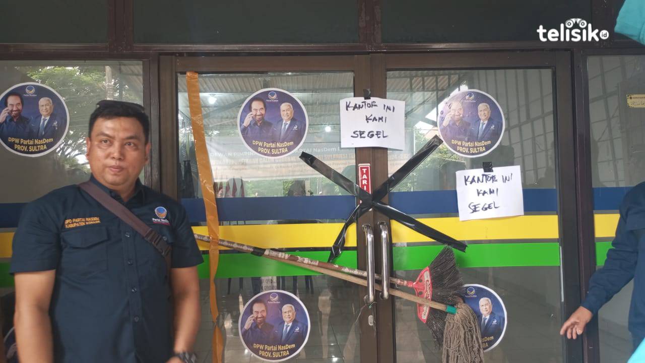 Pengurus DPD, DPC, dan Sayap Partai Nasdem Kabupaten Konawe menyegel kantor DPW Partai NasDem Sulawesi Tenggara lantaran tak ada pengurus yang hadir saat aksi digelar. Foto: Nur Fauzia/Telisik