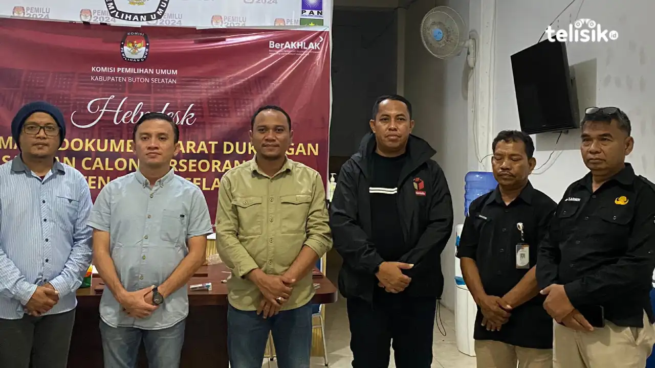 KPU Buton Selatan usai menunggu calon perseorangan yang mengantarkan dokumen syarat dukungan, namun tak kunjung ada hingga batas waktu yang ditentukan. Foto: Elfinasari/Telisik