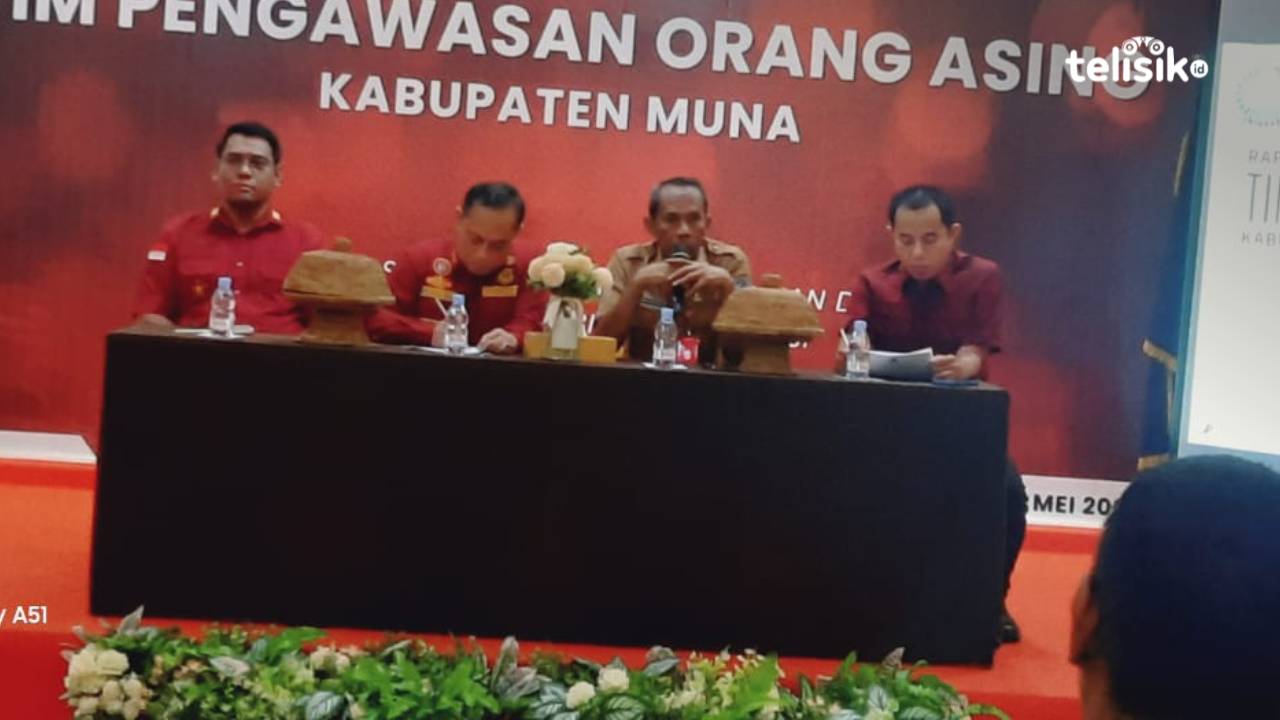 Kepala Imigrasi Kelas II Non TPI BauBau Teguh Santoso saat sosialisasi pencegahan perdagangan orang. Foto: Sunaryo/Telisik