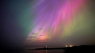 Bumi akan dihantam badai matahari ekstrim yang mengakibatkan listrik mati dan kemunculan Aurora. Foto: Repro Cnnindonesia.com
