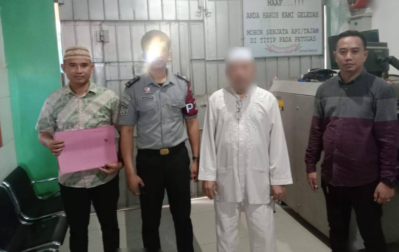 Prof. Dr. Barlian saat ditahan Kejari Kendari di Rutan Kelas IIA Kendari. Foto: Ist.