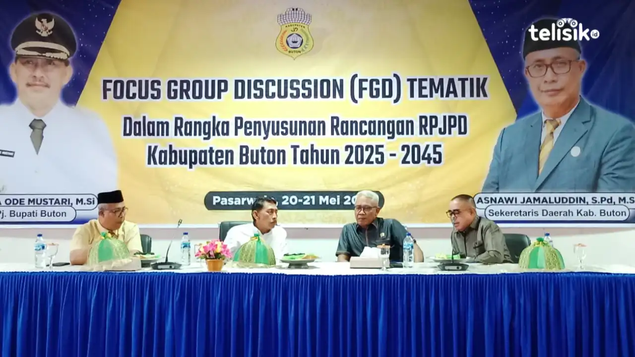 Anggota DPRD Buton, Hanafi dan Rudin Ncea bersama Pj. Bupati Buton, La Ode Mustari, dan sekda dalam kegiatan Focus Group Diacussion Tematik dalam rangka penyusunan RPJPD Kabupaten Buton 2025-2045. Foto: Febriyani/Telisik