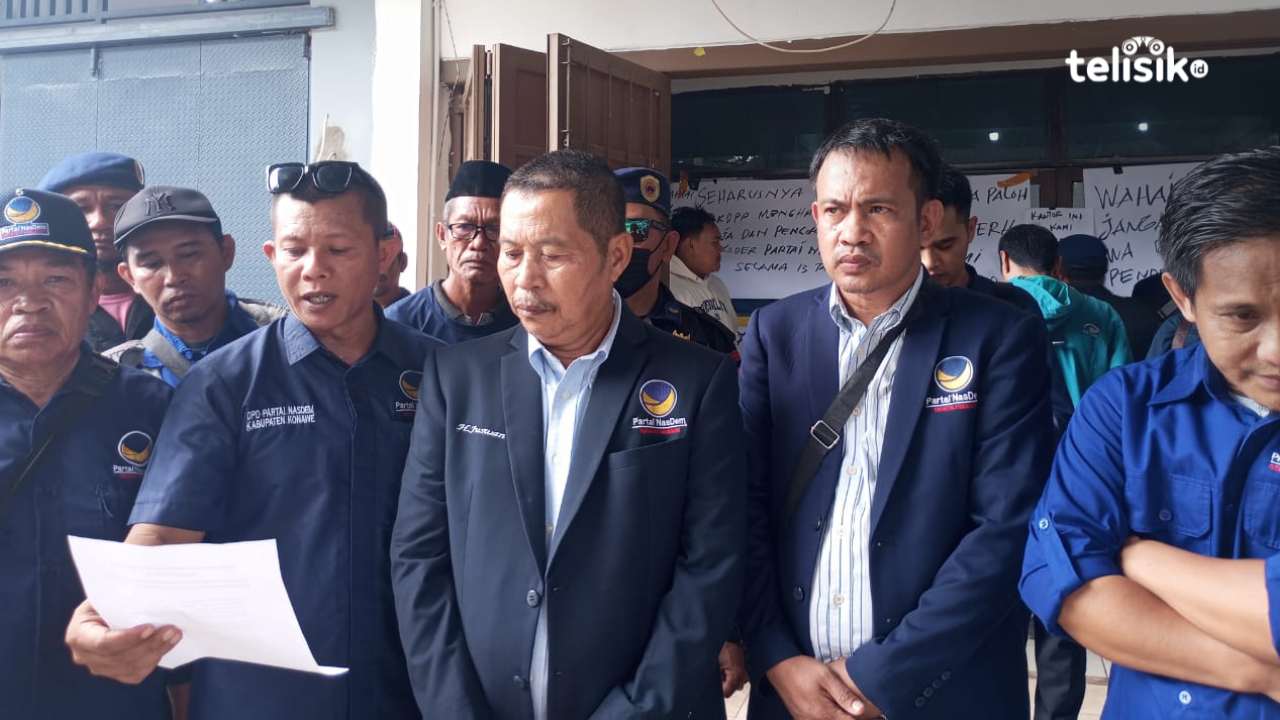 DPW Nasdem Sulawesi Tenggara buka suara terkait penyegelan kantornya oleh kader DPD Nasdem Konawe. Foto: Nur Fauzia/Telisik