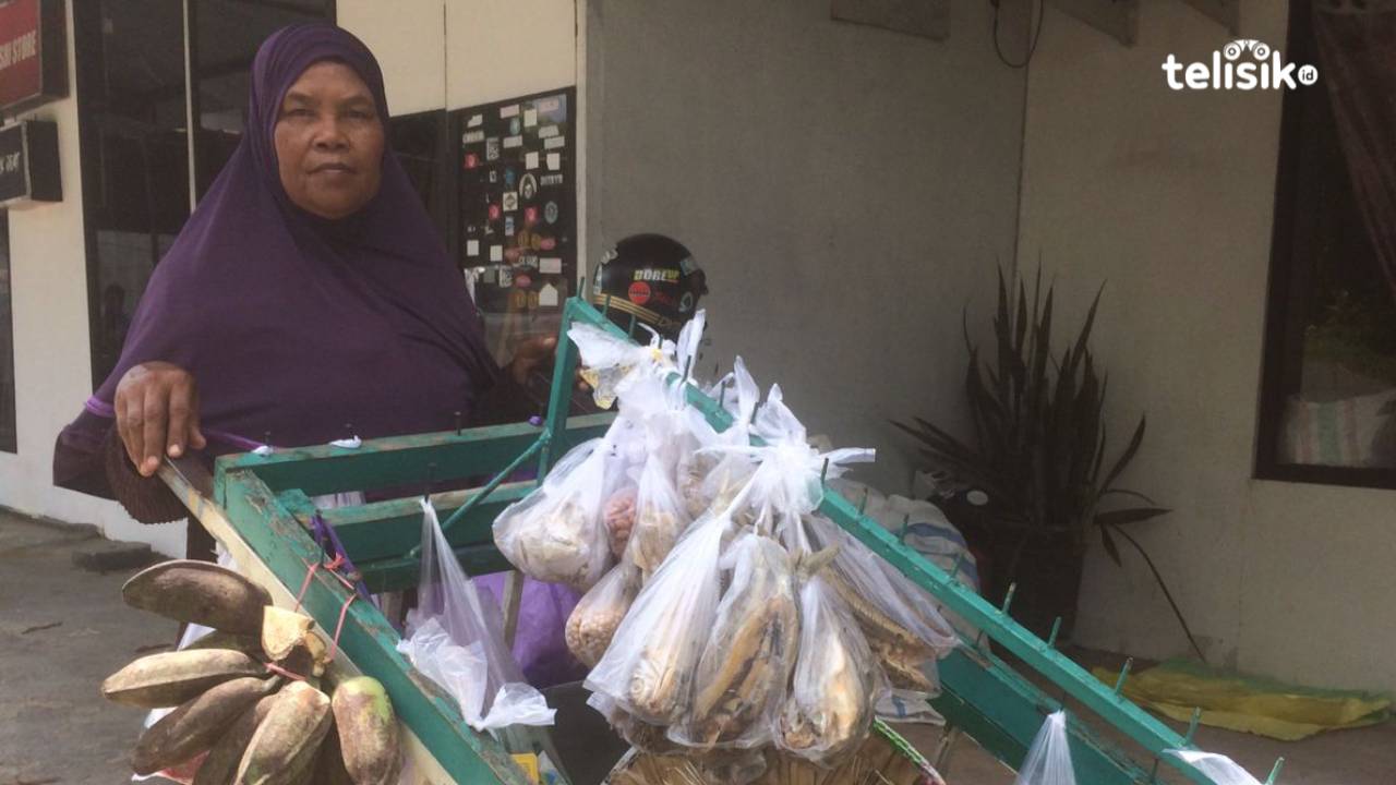 Ibu Raodah (68), ingin pensiun jualan sayur keliling karena sudah tak mampu, tapi demi memenuhi kebutuhan keluarga, dia harus tetap bekerja. Foto: Bambang Sutrisno/Telisik