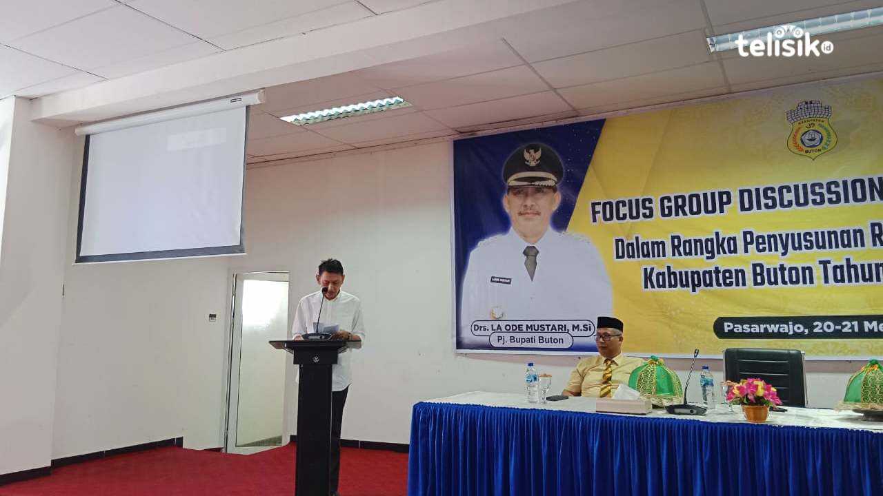 Pj. Bupati Buton, La Ode Mustari saat membawakan sambutan pada kegiatan FGD Tematik dalam rangka penyusunan rancangan RPJPD Kabupaten  Buton 2025 - 2045, digelar di Aula Bupati Buton. Foto: Febriyani/Telisik