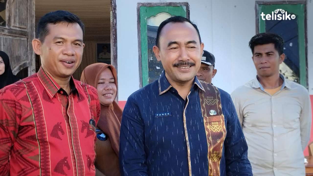 Kepala BPMD Sulawesi Tenggara, I Gede Panca (kanan) bersama Kepala BPMD Muna Barat, Aswin (kiri) saat menghadiri penilaian lomba desa di Desa Sidomakmur, Kecamatan Tiworo Kepulauan. Foto: Putri Wulandari/Telisik