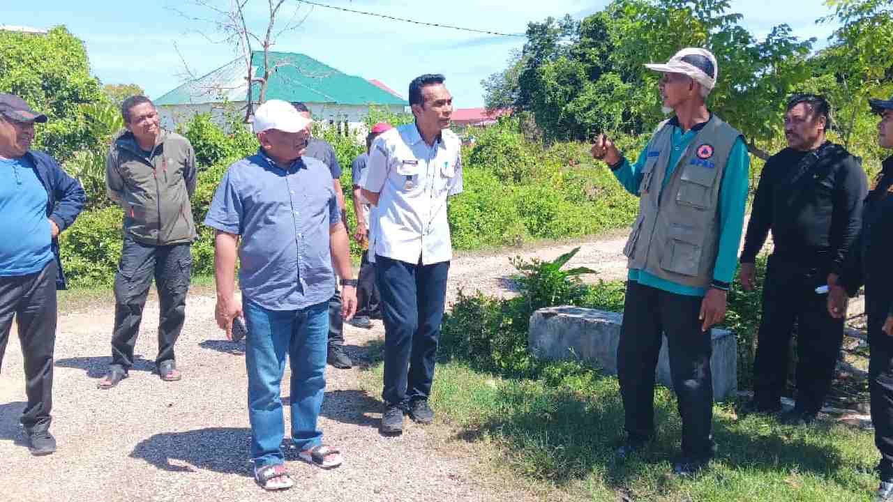 Pj Bupati Muna Barat bersama Sekda turun langsung meninjau lokasi banjir rob yang ada di Desa Tondasi, Kecamatan Tiworo Utara. Foto: Ist.