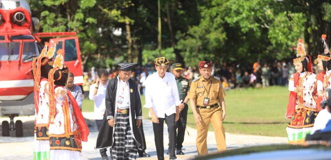 Plt Bupati Muna, Bachrun Labuta, menyambut Presiden Joko Widodo. Foto: Ist.