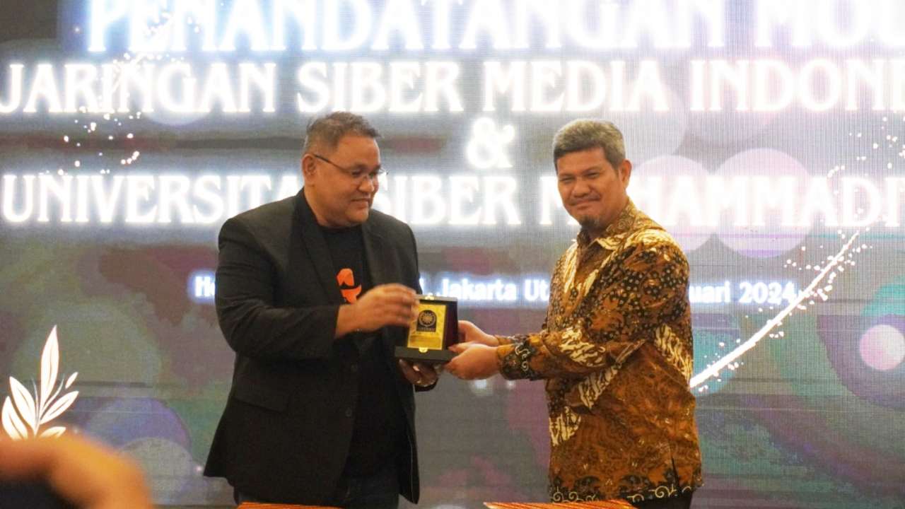 Ketua Umum JMSI  Teguh Santosa dan Rektor Universitas Siber Muhammadiyah (SIBERMU) Dr Bambang Riyanta saat penandatanganan MOU. Foto: Ist.