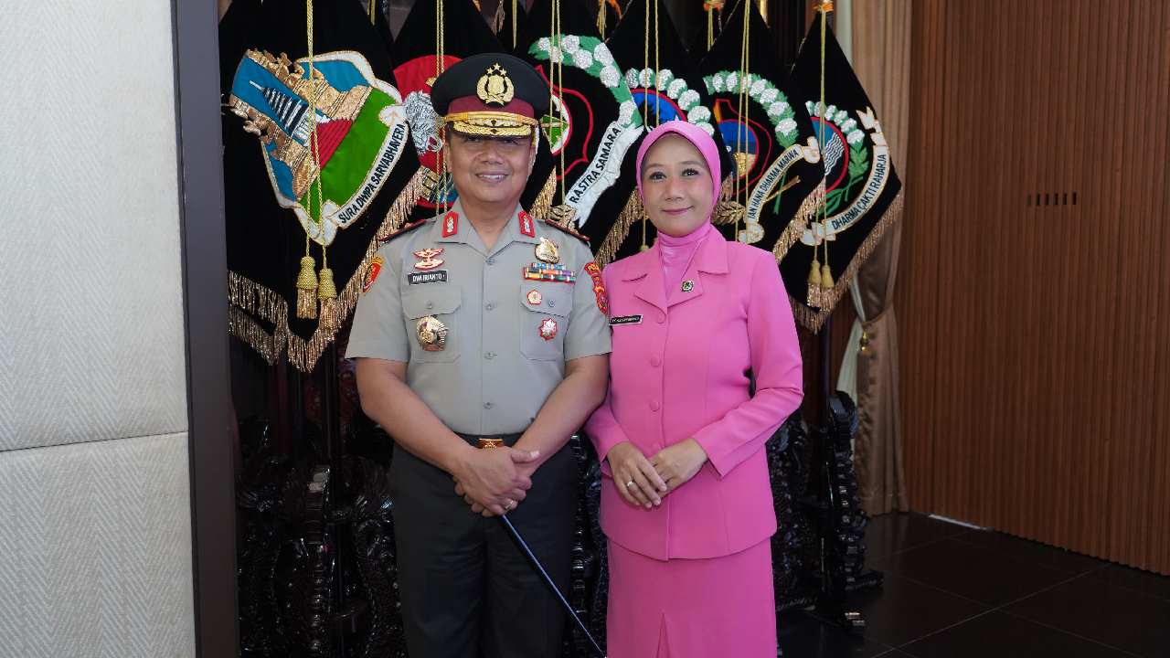 Kapolda Sultra saat kenaikan pangkat dengan ditemani istrinya. Foto: Ist.