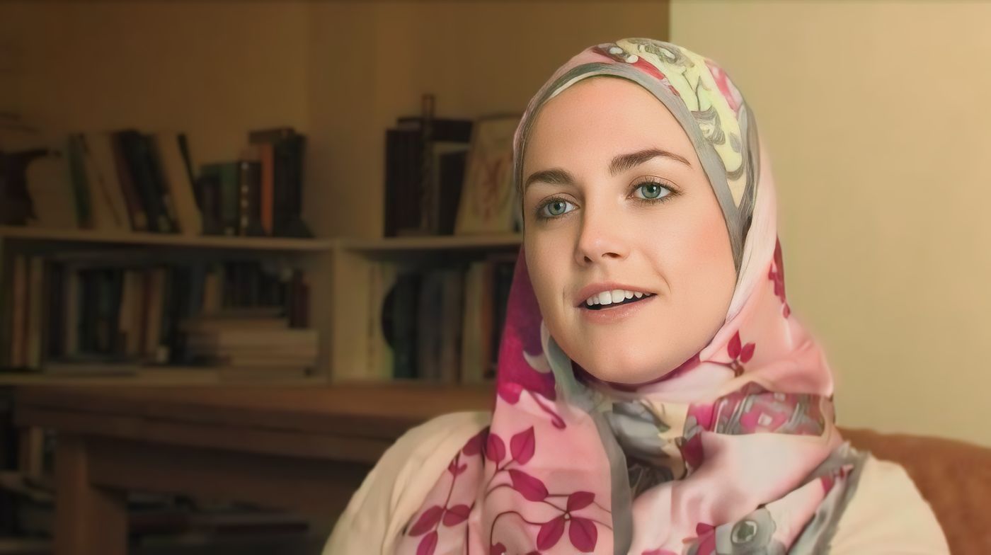 Artis Hollywood Emillie Francois putuskan mualaf dan memutuskan mundur dari dunia hiburan hingga istikamah berhijab. Foto: Repro Okezone.com