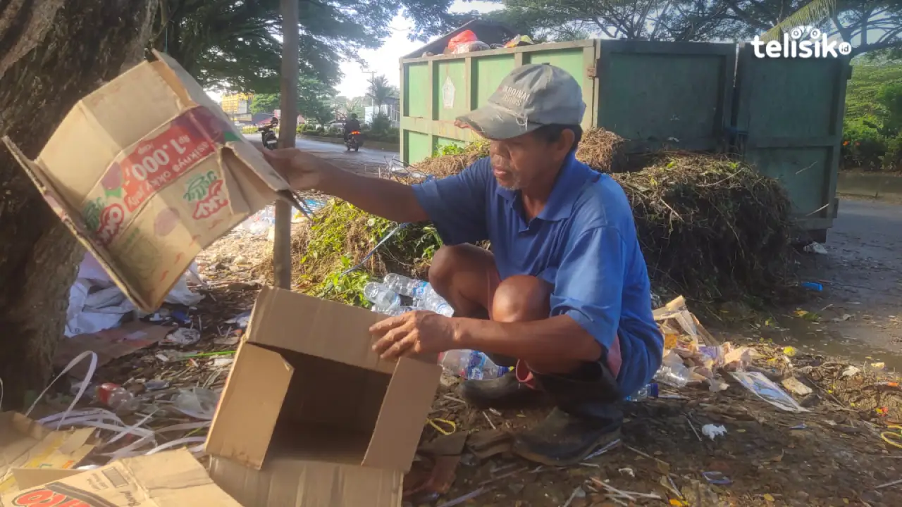 Kakek La Ode Nani (65) sedang merapikan kardus-kardus bekas yang didapatkannya di tempat sampah. Foto: Erni Yanti/Telisik