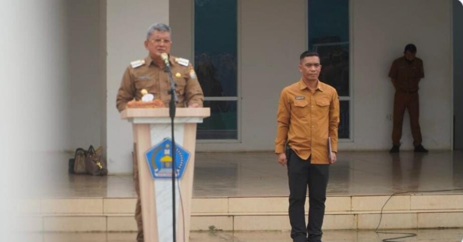 Pj Wali Kota Kendari Muhammad Yusup saat memimpin apel gabungan. Foto: Ist.