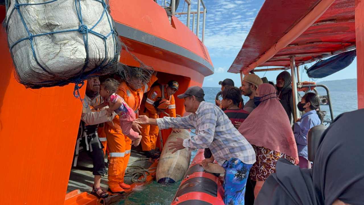 Proses evakuasi penumpang Kapal Q Ekspress yang menuju Pulau Batu Atas, Buton Selatan oleh Tim SAR Gabungan. Foto: Ist.