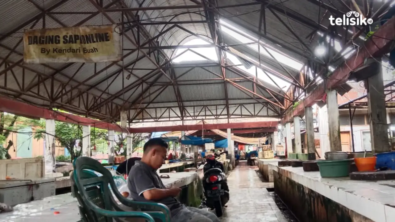Kondisi atap Pasar PKL Peddys Market Kota Kendari yang bocor. Foto: Mardianto/Telisik