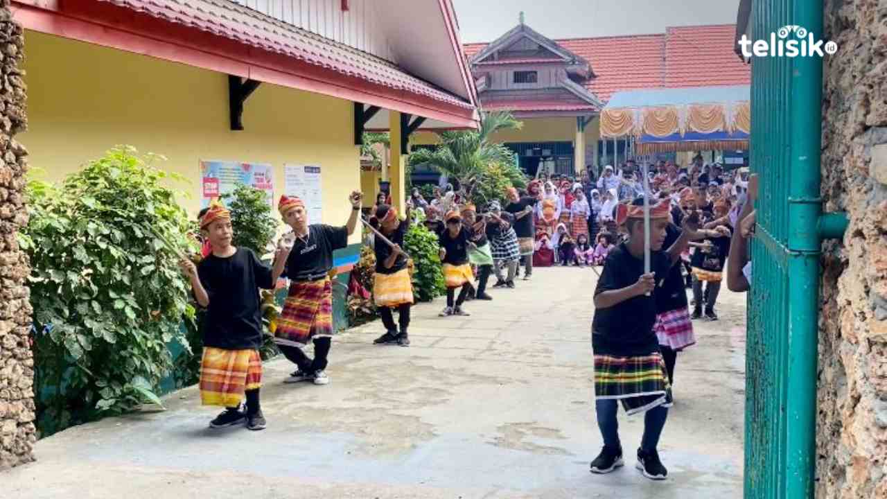 Permainan tradisional Lojo yang dikemas dalam bentuk Tari Lojo oleh SD N 1 Baadia Kota Baubau. Foto: Elfinasari/Telisik