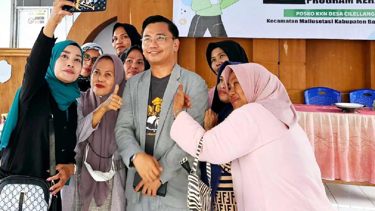 Momen kedekatan Dr Bahtiar dengan para Mahasiswa dan dan emak-emak. Foto: Instagram @doktor_bahtiar