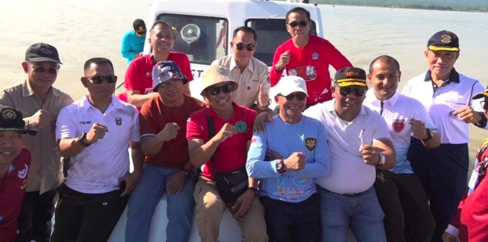 Forkopimda Kota Kendari turun membersihkan sampah laut menggunakan perahu. Foto: Ist.
