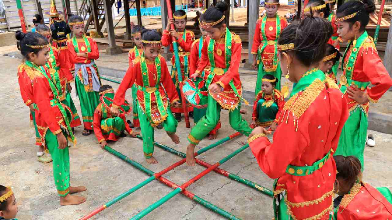 Permainan tradisional menari di atas bambu yang dimainkan oleh anak-anak, adalah salah satu kegiatan di Festival Tangkeno. Foto: Repro kemenparekraf.go.id