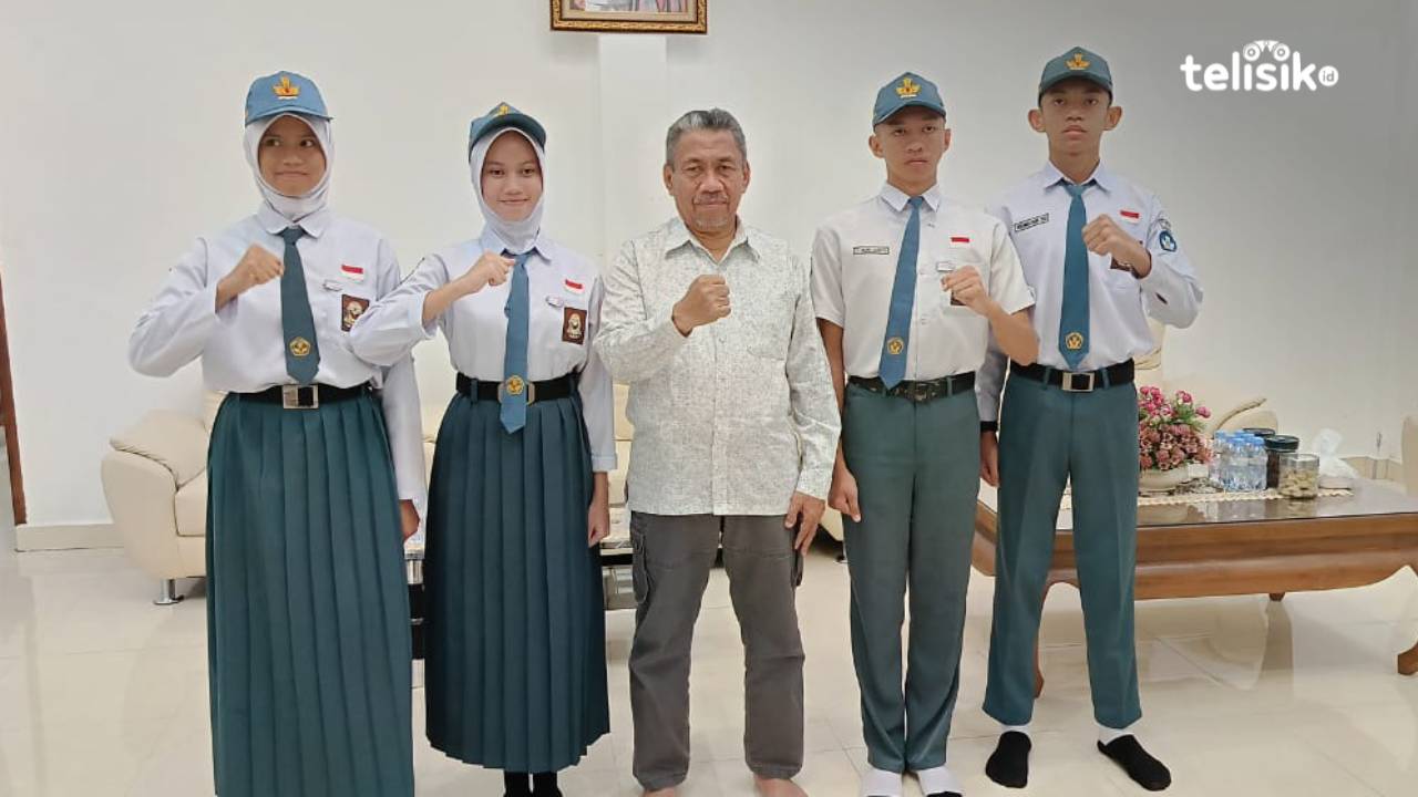 Plt Bupati Muna, Bachrun Labuta, bersama empat pelajar SMA yang akan mengikuti seleksi paskibraka. Foto: Sunaryo/Telisik